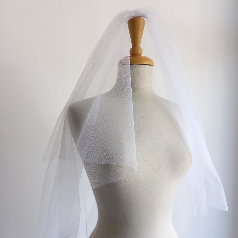 MANTILLA CORTA BLANCA CON ENCAJE VTBS-001 – The Bridal Store